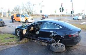 Polizei Mettmann: POL-ME: Hoher Sachschaden bei Verkehrsunfall - Hilden - 2002108