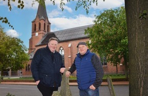 Rathscheck Schiefer: St. Antonius holt den Strom vom Himmel / Wie eine kleine Kirchengemeinde im Emsland Vorreiter für denkmalverträgliche Photovoltaik wurde - Innovation durch Integration