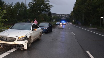 Kreispolizeibehörde Herford: POL-HF: Mercedes-Fahrer verursacht Unfall-
Missglücktes Überholmanöver