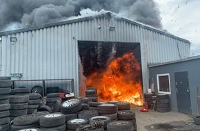 Feuerwehr Bottrop: FW-BOT: Lagerhalle brannte in voller Ausdehnung