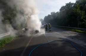 Freiwillige Feuerwehr Kranenburg: FW Kranenburg: Fahrzeug brennt auf B9 neu vollst&auml;ndig aus