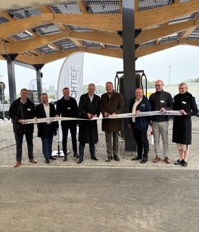 Bisher größter und erstmals überdachter Ladepark von EWE Go und HOCHTIEF geht in Oer-Erkenschwick ans Netz