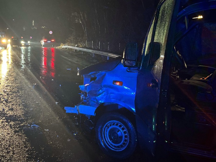 POL-RBK: Bergisch Gladbach - Unfallbeteiligter bei Verkehrsunfall schwer verletzt