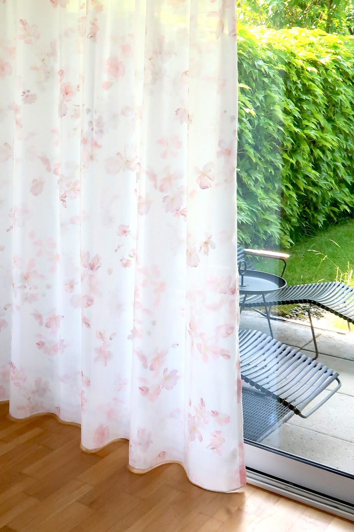 Sonnenschutz mit Stil: Vorhangbox setzt neue Massstäbe im Hitzeschutz