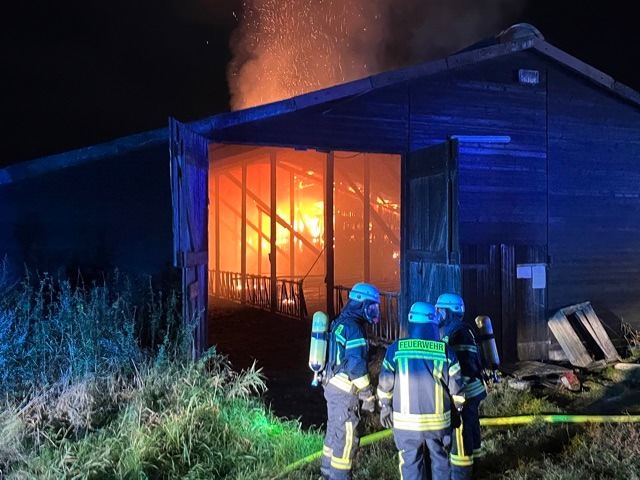 POL-STD: Großalarm in Wischhafen - Stallgebäude durch Feuer erheblich beschädigt, Unbekannte werfen Steine auf Radfahrer in Stade - Polizei sucht Zeugen