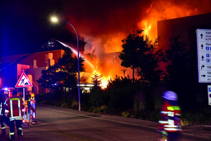 KFV-CW: Millionenschaden bei Großbrand in Simmersfelder Industriegebiet. Ein schwer Verletzter, zwei leicht Verletzte.