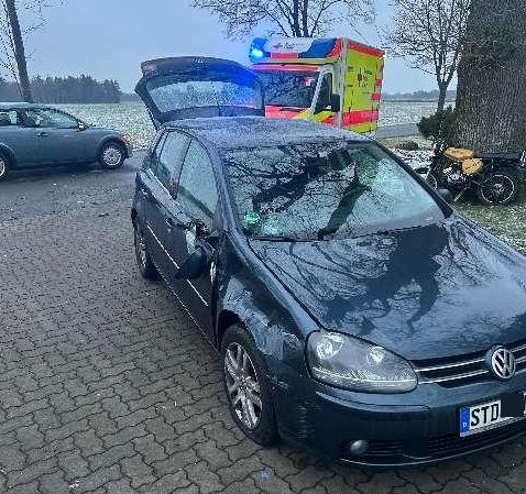 POL-STD: Reihenhaus in Stade ausgebrannt - Brandursache Brandstiftung - Tatverdächtiger in Untersuchungshaft, 17-jähriger Mopedfahrer bei Unfall in Klein Wangersen schwer verletzt