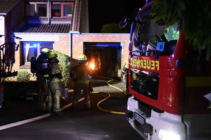 FW Pulheim: Unterstand in Flammen - Feuerwehr verhindert Brandausbreitung