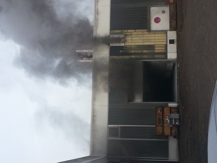 FW-PLÖ: Ein Feuer in einer Lackierwerkstatt in Lütjenburg führte am 14.12.2015 um 8:45 Uhr zu einem Großeinsatz der Feuerwehr.