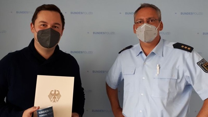 Bundespolizeidirektion München: Bundespolizei ehrt Retter: Timur Khamzin rettete 79-Jährigen nach Gleissturz