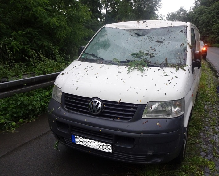 POL-BO: Umgestürzter Baum beschädigt zwei fahrende Fahrzeuge