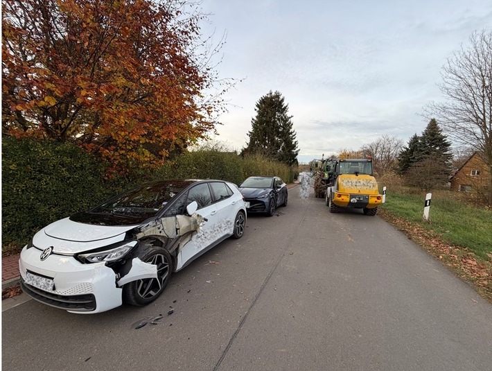 POL-NI: Lauenau - Verkehrsunfall zwischen einem Traktor und zwei PKW mit hohem Sachschaden