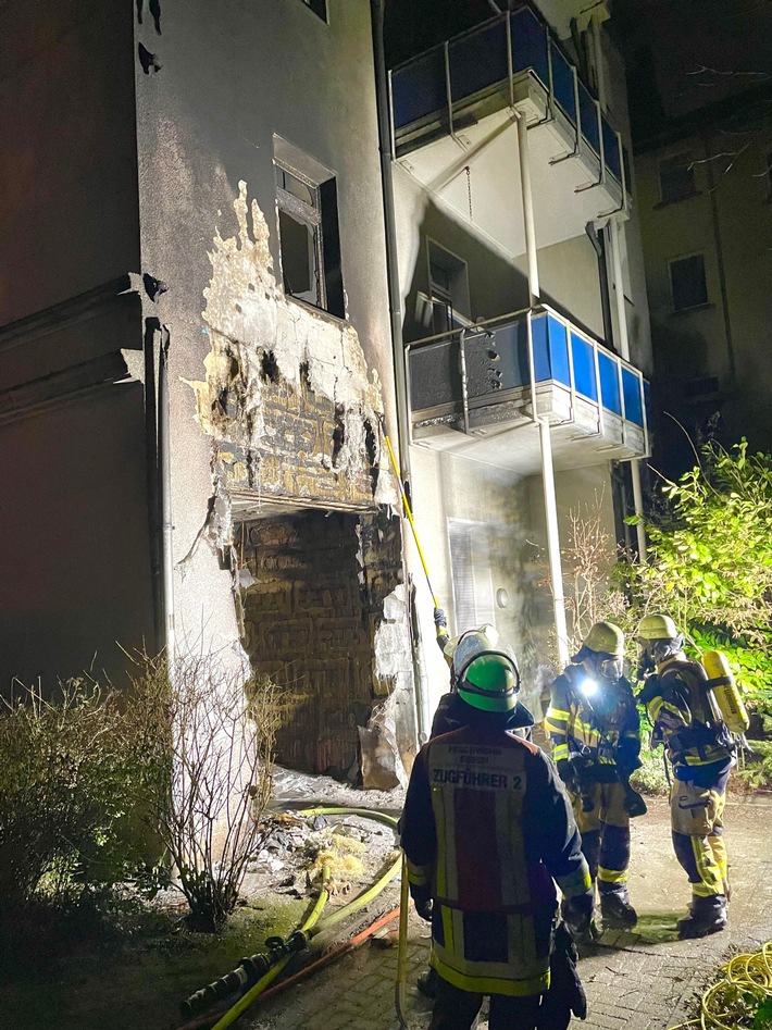 FW-E: Mehrere Mülltonnen brennen in Hofdurchgang eines Mehrfamilienhauses - Brand droht auf Wohnung überzugreifen, keine Verletzten