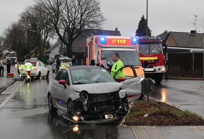 POL-RBK: Wermelskirchen - Frontal in den Gegenverkehr - zwei Verletzte