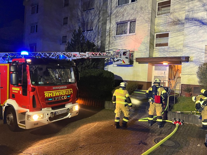 FW-EN: Zimmerbrand im Westender Weg - Rauchmelder, Anwohner und Feuerwehr verhindern Schadensausbreitung