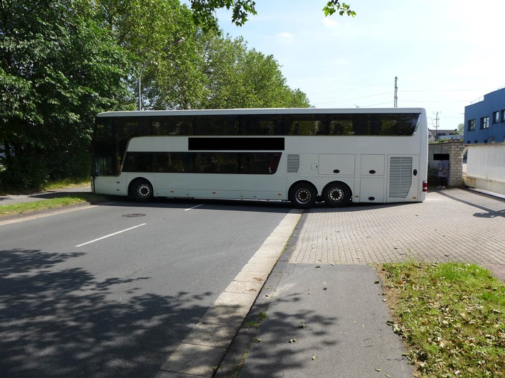 FW-OB: Festgefahrener Reisebus blockiert Duisburger Straße
