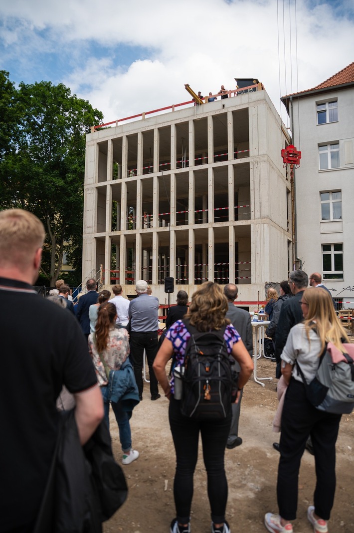 Pressemitteilung Nr. 055/2024 der Leibniz Universität Hannover  Richtfest beim Forum Wissenschaftsreflexion