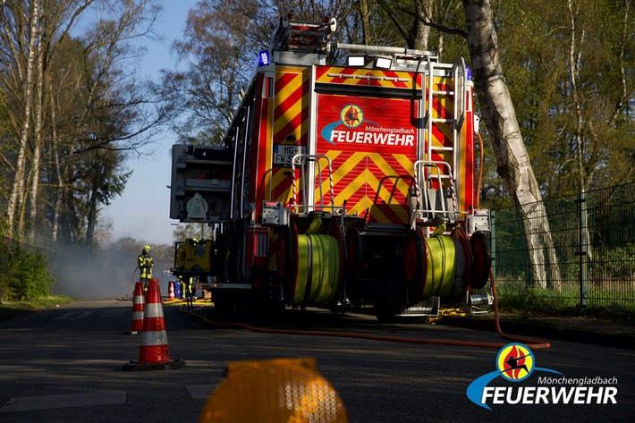 FW-MG: Verkehrsunfall - Litfaßsäule droht umzustürzen