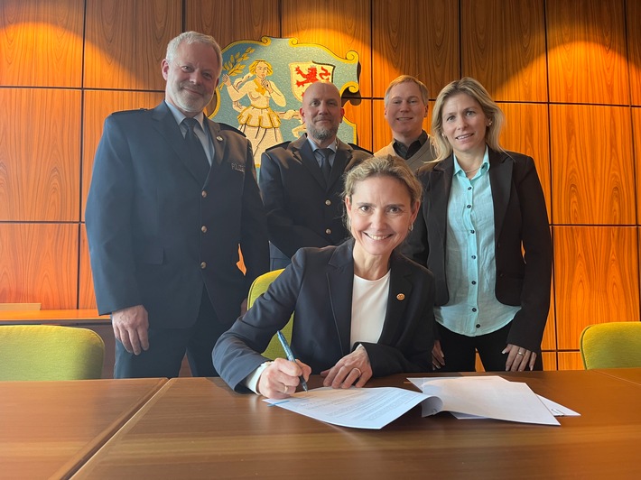 POL-ME: Polizei und Stadt erweitern Zusammenarbeit: Ordnungspartnerschaft unterzeichnet - 2602014