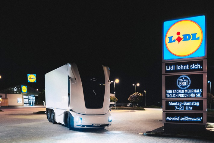 Premiere im deutschen Lebensmitteleinzelhandel: Lidl und Einride bringen E-LKW mit autonomer Fahrfunktion auf öffentliche Straßen