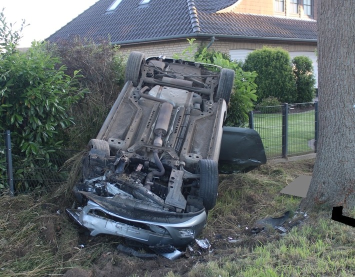 POL-MI: Auto überschlägt sich nach Kollision mit Baum