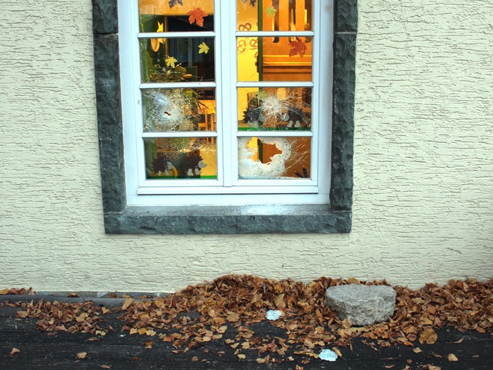 POL-SO: Lippstadt - Einbrecher zerstören Fensterscheiben