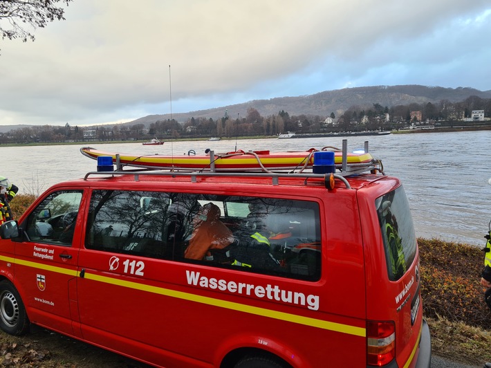 FW-BN: Erstmeldung: Mehrzweckboot der Feuerwehr Bonn bei Wasserrettungseinsatz auf dem Rhein gekentert
