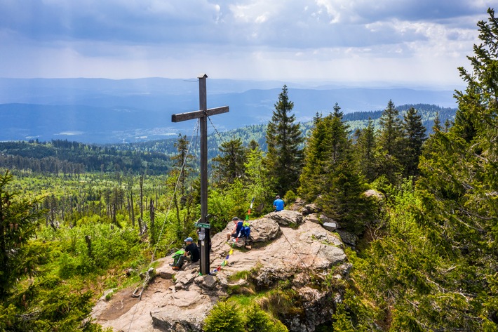 Beste Fernblicke, eine Brotzeit und Wanderfreunde machen das Glück perfekt. Im Bayerischen Wald liegen 130 Berggipfel höher als 1000 Meter. Das sind Höhepunkte im Waldgebirge und zugleich Höhepunkte der ganz persönlichen Wandertouren. Der Kleine Arber ist ein herrlicher Platz zum Rasten und Genießen. / Weiterer Text über ots und www.presseportal.de/nr/133494 / Die Verwendung dieses Bildes für redaktionelle Zwecke ist unter Beachtung aller mitgeteilten Nutzungsbedingungen zulässig und dann auch honorarfrei. Veröffentlichung ausschließlich mit Bildrechte-Hinweis.