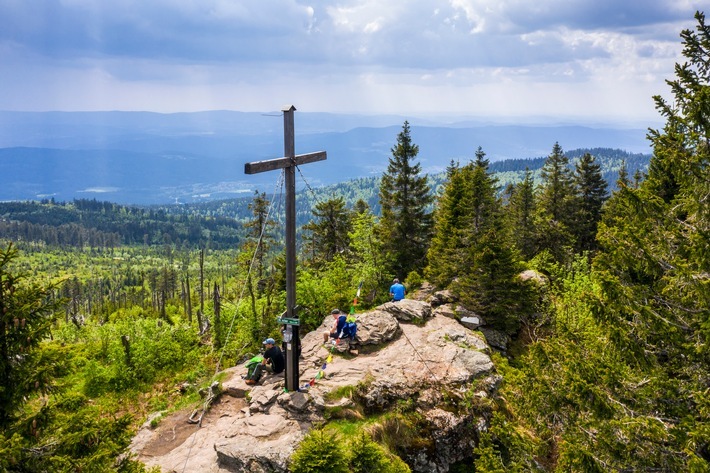 Beste Fernblicke, eine Brotzeit und Wanderfreunde machen das Glück perfekt. Im Bayerischen Wald liegen 130 Berggipfel höher als 1000 Meter. Das sind Höhepunkte im Waldgebirge und zugleich Höhepunkte der ganz persönlichen Wandertouren. Der Kleine Arber ist ein herrlicher Platz zum Rasten und Genießen. / Weiterer Text über ots und www.presseportal.de/nr/133494 / Die Verwendung dieses Bildes für redaktionelle Zwecke ist unter Beachtung aller mitgeteilten Nutzungsbedingungen zulässig und dann auch honorarfrei. Veröffentlichung ausschließlich mit Bildrechte-Hinweis.