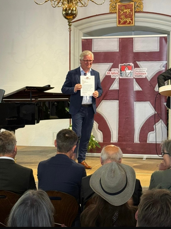 Gebäude- und Wohnungsbaugesellschaft Wernigerode mbH mit Auszeichnung zum "Deutschen Fachwerkpreis 2025" für sanierte Fachwerk-Juwelen in Breite Straße 70 und 72 /Krummelsches Haus geehrt