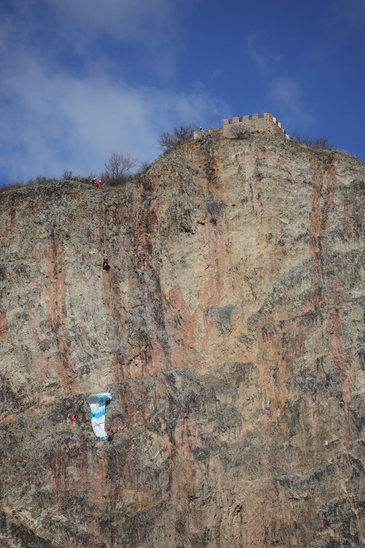 POL-PDKH: Basejumper bleibt in Felswand hängen