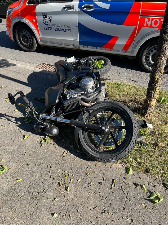 POL-GM: Motorradfahrerin stürzt nach Überholvorgang