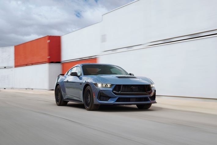Die legendäre Mustang-Baureihe startet neu durch: Die Ford Motor Company hat nach europäischer Zeit heute am frühen Morgen die siebte Generation des berühmten Pony-Cars auf der North American International Auto Show (NAIAS) präsentiert. Die jüngste Auflage des meistverkauften Sportwagens der Welt geht erneut als Coupé und Cabriolet an den Start und wird voraussichtlich ab Spätsommer 2023 auch in Deutschland bestellbar sein. Zu den markantesten Merkmalen zählen ein neu gestaltetes, rein digitales Cockpit, ein weiter verbesserter V8-Motor und ein nochmals schärferes Design. Das Ergebnis: ein echter Mustang, der seine Vorgänger in puncto Performance und Fahrspaß übertreffen wird. / Weiterer Text über ots und www.presseportal.de/nr/6955 / Die Verwendung dieses Bildes ist für redaktionelle Zwecke unter Beachtung ggf. genannter Nutzungsbedingungen honorarfrei. Veröffentlichung bitte mit Bildrechte-Hinweis.