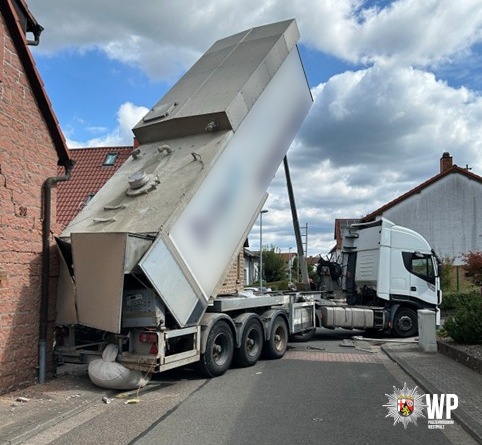 POL-PDKL: Lkw kracht in Hauswand