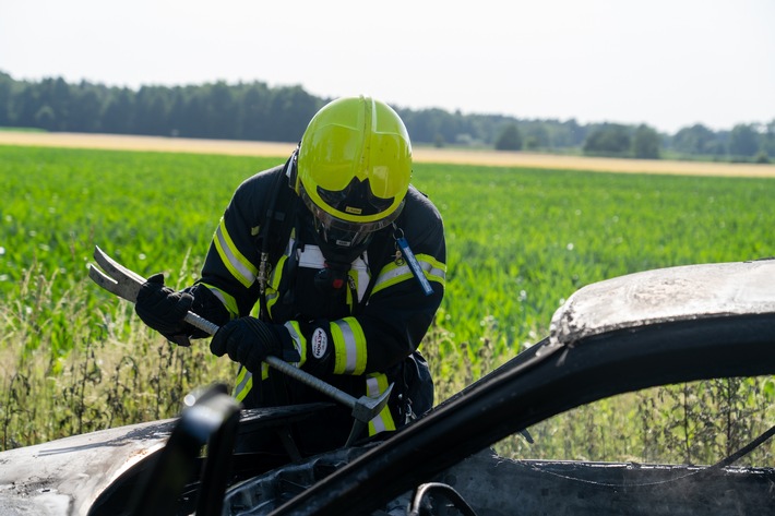 FW Flotwedel: Brennender PKW bei Offensen sorgt für Feuerwehreinsatz