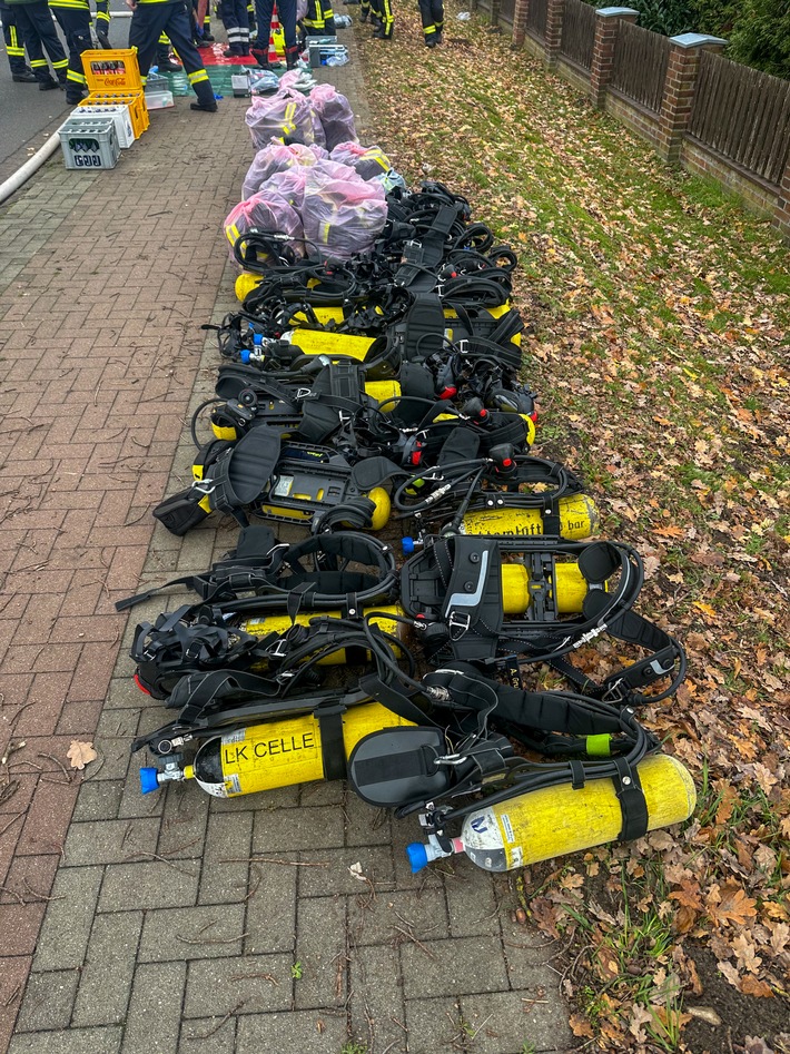 FW Flotwedel: Großeinsatz fordert Feuerwehren in Eicklingen