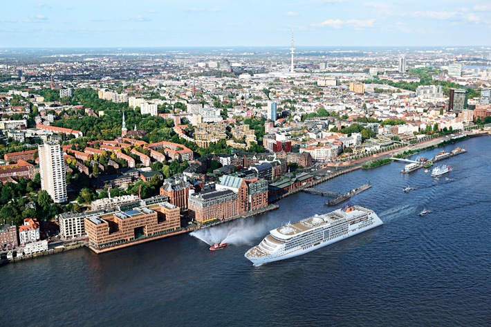 Hapag-Lloyd Kreuzfahrten tauft die EUROPA 2 beim Hamburger Hafengeburtstag 2013