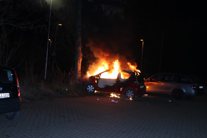 POL-NE: Parkendes Auto gerät in Vollbrand - Kripo ermittelt zur Brandursache