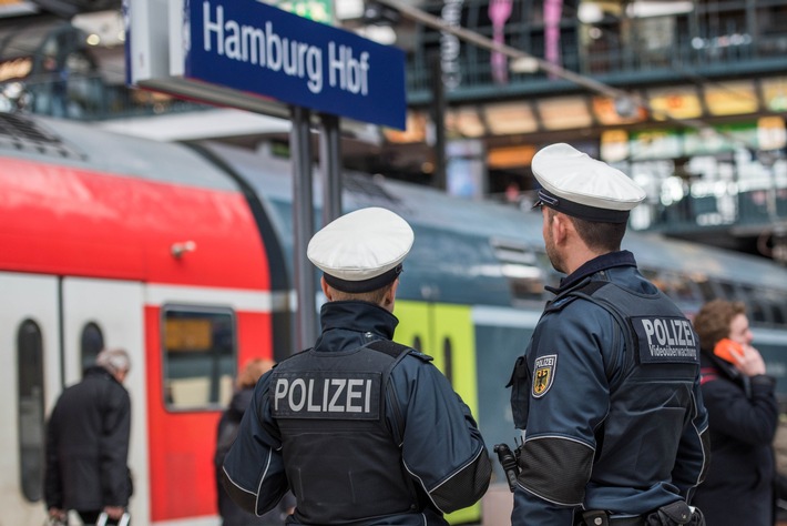 BPOL-HH: Alkoholisiert und aggressiv: Mann zeigt "Hitlergruß" und ruft "Sieg Heil" im Zug- Tatverdächtiger durch Bundespolizei gestellt-