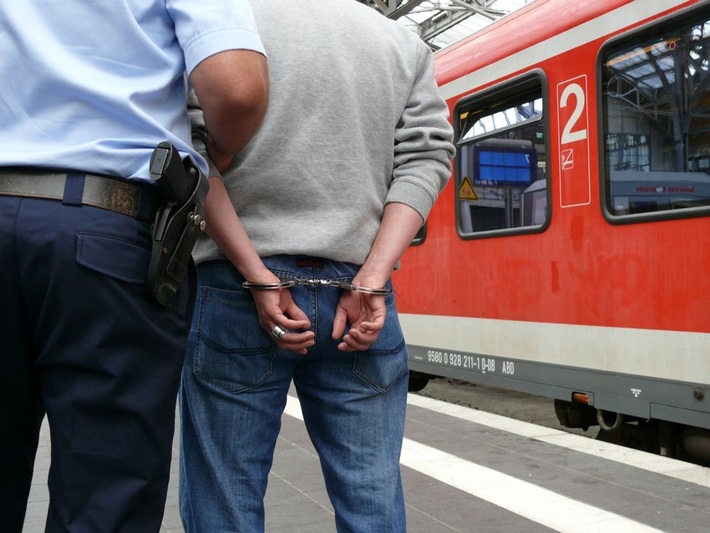 Bundespolizeidirektion München: Ohne Fahrschein unterwegs / Datenabgleich führt zu Vollstreckungshaftbefehl, dreister Betrugsversuch aufgeflogen