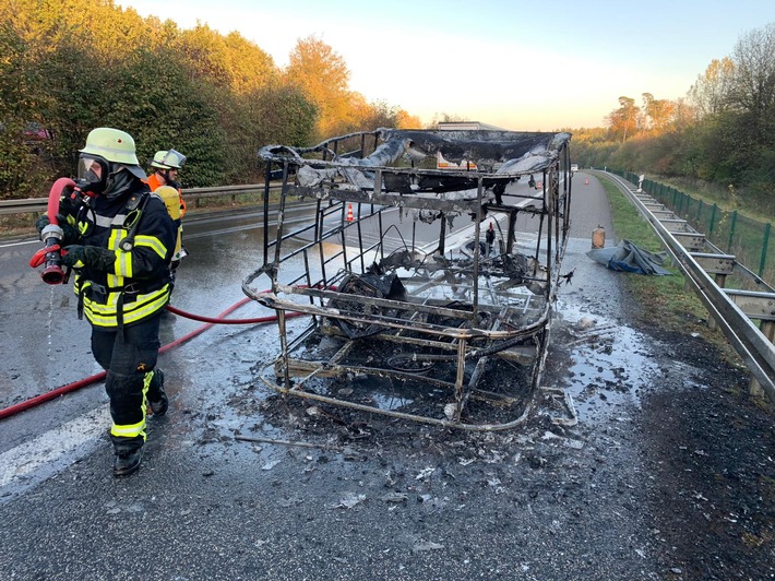 POL-OH: A5 - Wohnwagen brennt vollkommen aus - Fahrer rettet seinen PKW rechtzeitig vor den Flammen