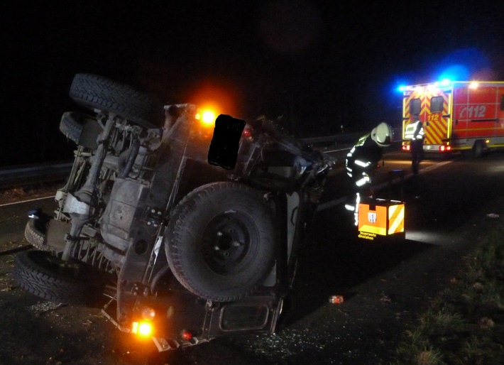 FW Dinslaken: PKW Brand im Gewerbegebiet und Unfall auf der BAB 3