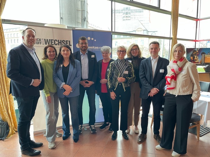 Teilnehmende des "Blickwechsel Stoffwechsel" in Düsseldorf. Von links nach rechts: Marco Schmitz (MdL), Prof. Dr. Dr. Christine Joisten, Meral Thoms (MdL), Serdar Yüksel (MdB), Christel Moll, Karin Hendrysiak, Helena Kühnemund, René Podehl, Monika Dapper. / Weiterer Text über ots und www.presseportal.de/nr/19840 / Die Verwendung dieses Bildes für redaktionelle Zwecke ist unter Beachtung aller mitgeteilten Nutzungsbedingungen zulässig und dann auch honorarfrei. Veröffentlichung ausschließlich mit Bildrechte-Hinweis.