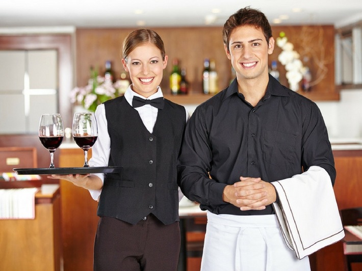 Durch ein freundliches Lächeln bei Gästen punkten / Aktuelle Bookatable-Umfrage: Die Freundlichkeit des Service-Personals ist für Restaurantbesucher am wichtigsten