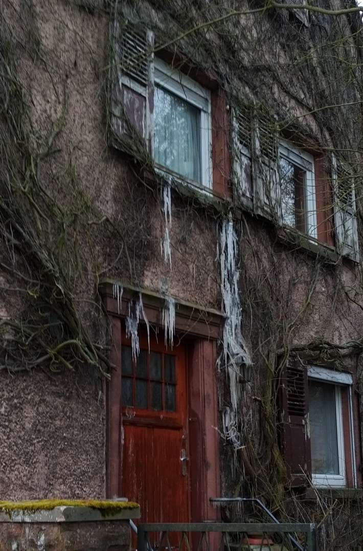 POL-PPWP: Wasserrohrbruch: Eiszapfen an der Hausfassade