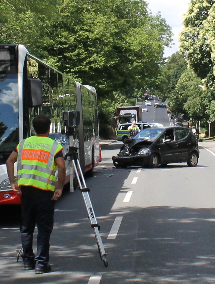 POL-BO: Witten / Pkw fährt auf Linienbus auf - Drei Personen verletzt!