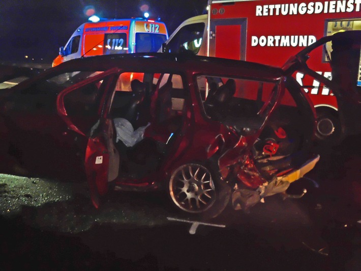 FW-DO: 09.01.2018 Verkehrsunfall in Brackel
Feuerwehr befreit Person aus einem verunfallten PKW