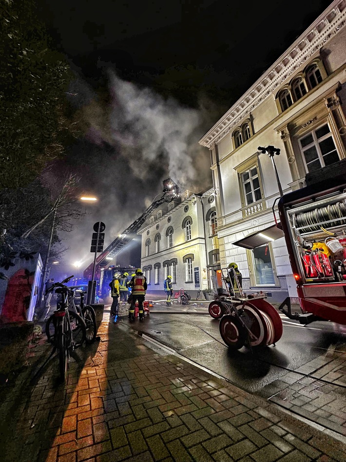 FW-NE: Dachstuhlbrand auf der Erftstraße | Keine Verletzten