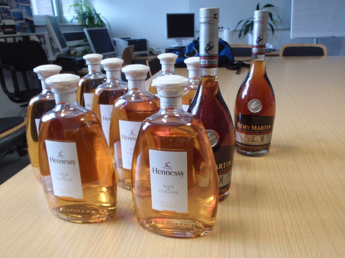 POL-D: Nach Festnahme in Stadtmitte - Polizei stellt zehn Flaschen Edel-Cognac sicher - Rechtmäßiger Eigentümer gesucht - Foto hängt als Datei an