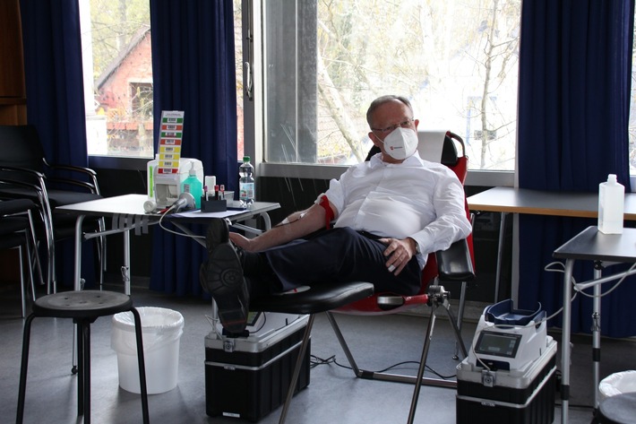 MP Stephan Weil spendet Blut